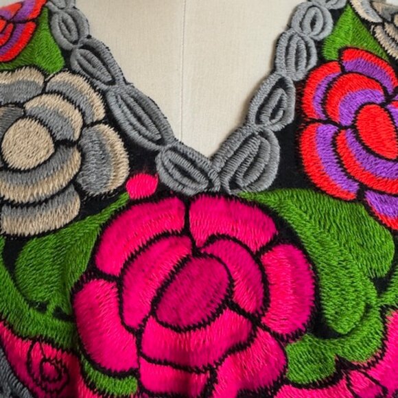 Mexican Vintage Bohemian Black with Vibrant Embroidered Flowers Bouse Size XL - Picture 3 of 7